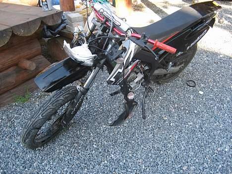 Derbi Senda Xtreme 50 SM SOLGT - Lige efter jeg var kørt galt så den sårn ud. billede 10