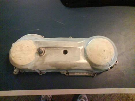 Yamaha Jog S6R byttet til dildo - vario skjoldet . :) . igang med og spartle . billede 12