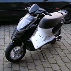 Aprilia Sonic ~$BlAcK aNd WiThE$~