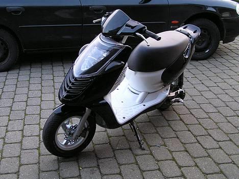 Aprilia Sonic ~$BlAcK aNd WiThE$~ - Den er sq blevet flot synes jeg. billede 1