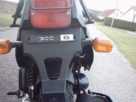 PGO Hot 50 - Hehe fedt Ik??:) Der er blåt lys under lygten der lyser ned på logoet. billede 4