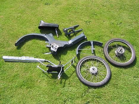 Puch Z50 2 Gears - Her Er Knallerten Så Skilt Ad. Jeg Besluttede Hurtig At Afskaffe Trådfælgende :) Man Kan Også Lige Ane Den Rustskade På Stellet Som Jeg Formåede At Få Lavet :) billede 2