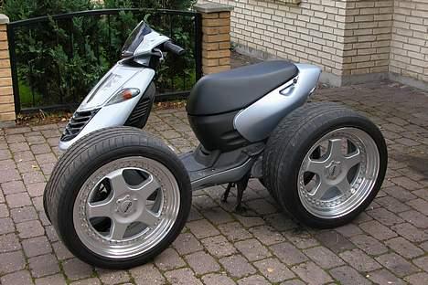 Aprilia Sonic - HEHE tjek lige de fælger der! dem burde man sætte på! det ville være for nøjeren hehe  billede 6