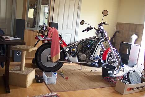 Aprilia Classic - Så meget skal skilles ad for at komme ind til CDIen  billede 2