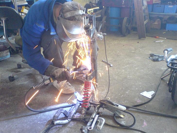 Yamaha -Space KTM / Nyt projekt- - så bliver der svejset støddæmper stelforstærkning på.. tak til steven, fordi du hjalp mig..     Pics.  taget af M .A  billede 9