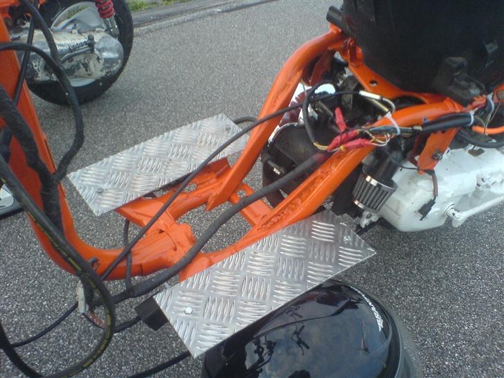 Yamaha Jog - Man sidder virkelig godt med fødderne på sådan nogle plader billede 9