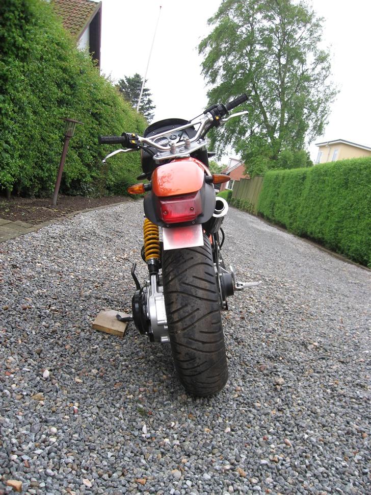 Suzuki Street Magic SOLGT - der er kommet mindre blinklys på, og baglyset :) ser nice nok ud , men overvejer at få diode baglygte på. + det brede bagdæk :P billede 3