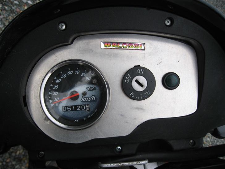 Suzuki Street Magic SOLGT - Det rigtig fede instrumentbræt, med malossi klistermærket som prikken over i´et. billede 4