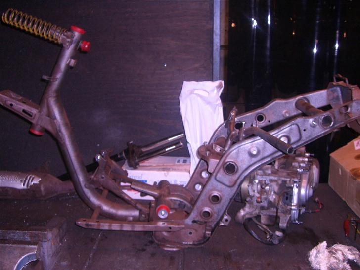 Piaggio Zip air cooled gl. - Her er den blevet slyngrenset og klar til maleren. billede 4