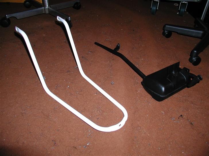 Honda Camino Projekt - Den der ting til bagskærnen malet hvid og udstødningen malet sort. billede 16