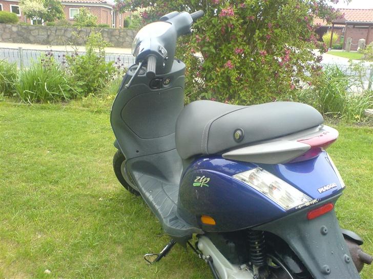 Piaggio New Zip *SOLGT* 5500 kr - bag billede 2