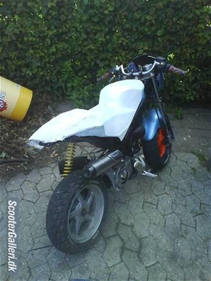 Suzuki  street magic SAVNET - som den står lige pt med det nye skjold ;P OG UNDSKYLD AT DER STÅR SCOOTERGALLERI.DK I VENTRE SIDE MEN KOM TIL OG VENDE BILLEDET FORKERT FØRSTE GANG OG SÅ SÅ JEG DET OG DER VAR BILLEDET BLEVET SLETTET... billede 1