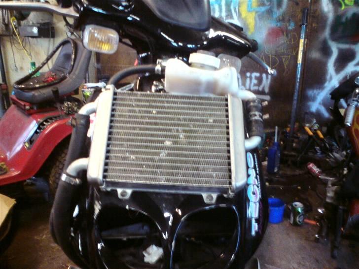Peugeot tkr   - ja der er sgu ikke plads under frontskjoldet.. så den er klasket fast uden på fronten. heh;) billede 1
