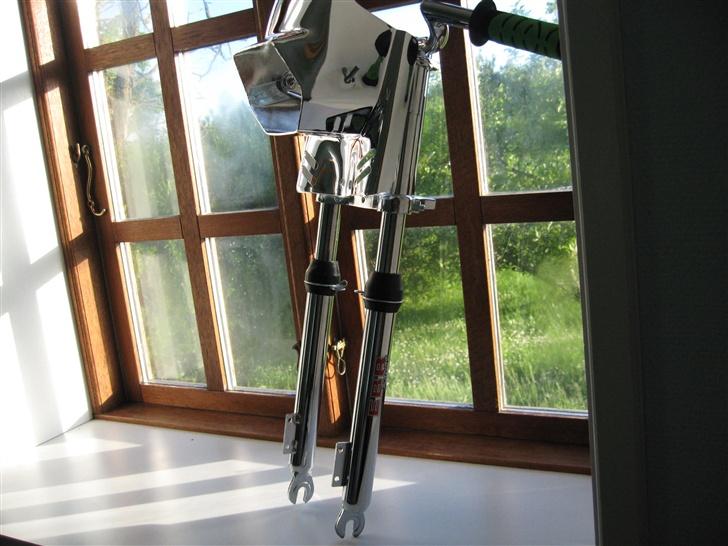 Puch Maxi snart P !! Ved maler - NIIICE :-P så fik jeg den sku hjem EBR forgaffel Special svejset. tt styr med chrome kåbe og progrip håndtag lækkert !! :-D billede 11