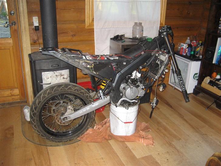 Derbi Senda Xtreme 50 SM SOLGT - Så er den blevet skilt ad og forgaffelbenet skal ned og rettes ud. billede 13