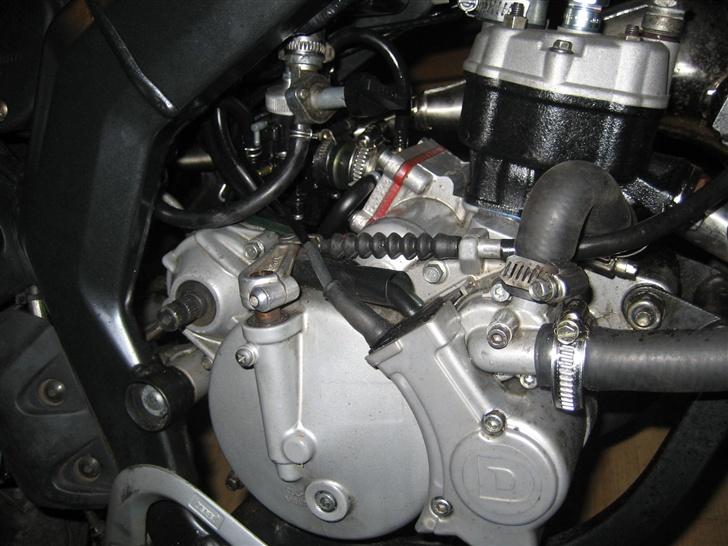 Derbi Senda Xtreme 50 SM SOLGT - Motoren, med ny cylinder, indsugningsstuds og karburator (: billede 18