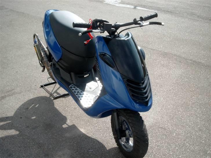 Aprilia sonic solgt - Det færdige resultat mangler bar at få sandblæst forfælgen og lakeret den sort ligesom bagfælgen :) billede 4