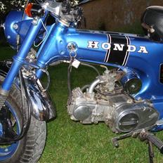 Honda Dax ( omlakeringsprojekt)