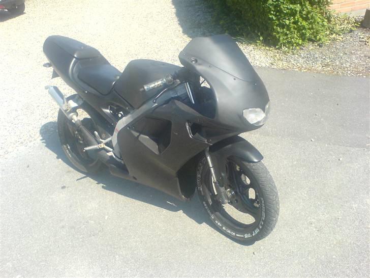 Aprilia RS 50 ** Byttet ** - sådan ser den så ud nu, mangler lige hebo og aprilia klistermærker men så er den også komplet :D billede 10