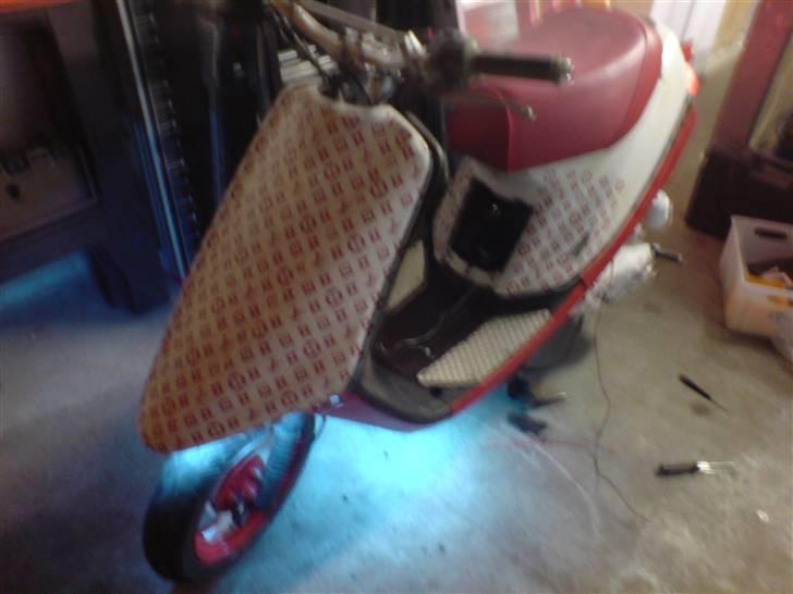 Yamaha jog ac (louis V) (SOLGT) - det nye look billede 3