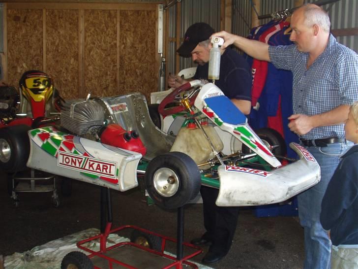 Aprilia sonic Lc -Solgt- - Ved & skifte bremsevæske, min far holder lige ved det imens jeg tager billede:)   billede 13