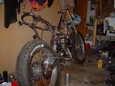 Suzuki SMX Projekt!!  - Så kom der hjul og motor på stellet billede 1