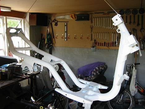 Aprilia Sonic SR modificed - Her var sonic´en under renovering. Stellet er blankhvidt.. textyl behandlet indvendigt og svejsninger har fået ciler. billede 10