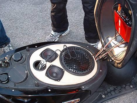 Aprilia Sonic  Til Salg ! - Det nye Anlæg, spiller alt for lækkert, og dejlig højt :P   ¤ 19-04-05 ¤ billede 4