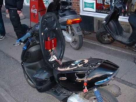 Aprilia Sonic  Til Salg ! - Det nye Anlæg, spiller alt for lækkert, og dejlig højt :P   ¤ 19-04-05 ¤ billede 3