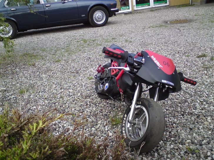 MiniBike 49ccm pocketbike - nu med sort stel.. Med Jaguar xj12´eren i baggrunden. ;) billede 2