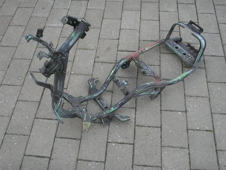 Yamaha Jog Projekt * Solgt * - Stelet ingang med nedslibning snart klar til at blive malet. billede 2