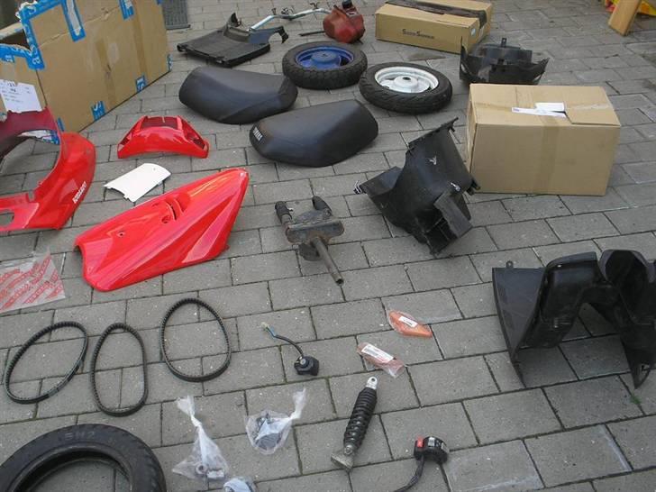 Yamaha Jog Projekt * Solgt * - Lidt forskellige dele i starten af projektet. Kun nogle af delene skal bruges og nogle af delene er ikke færdige og klar. billede 4