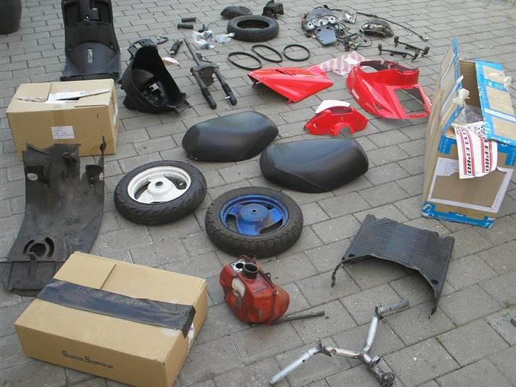 Yamaha Jog Projekt * Solgt * - Lidt forskellige dele i starten af projektet. Kun nogle af delene skal bruges og nogle af delene er ikke færdige og klar. billede 5