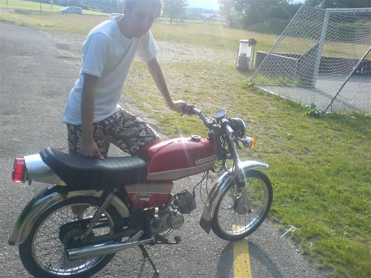 Suzuki Samurai DM50 SOLGT - Mig med mit svin , ved boldbanen . :) billede 5