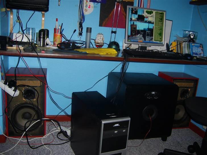 Aprilia Rally AC "Projekt" - Kunne ikk la´ værre .. Se den 15¨ Eltax Sub under bordet ? Den er vild :P billede 11