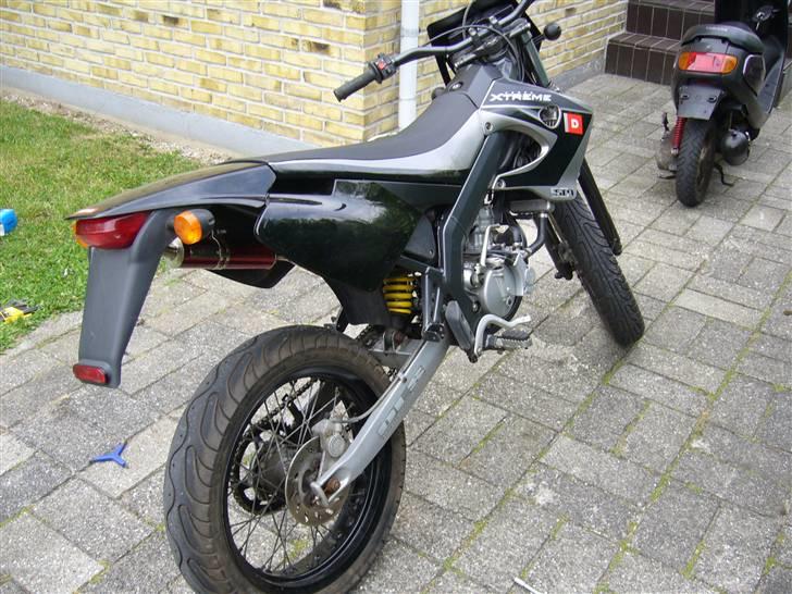 Derbi Senda SM X-treme (Byttet) - Bagfra , - Man kan lige ane Hebo´en  billede 3