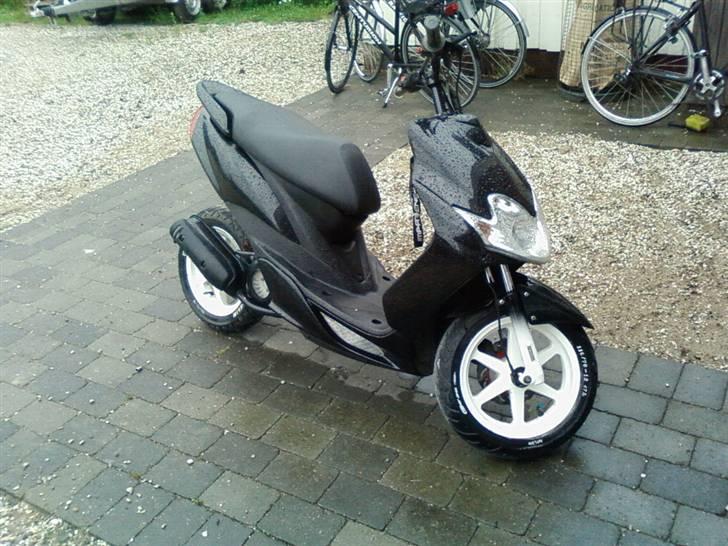 Yamaha Jog R (Byttet til SMT) - med udst :P står og ser dejlig ud i regnen (:   Ik bartstyr på mere.  billede 9
