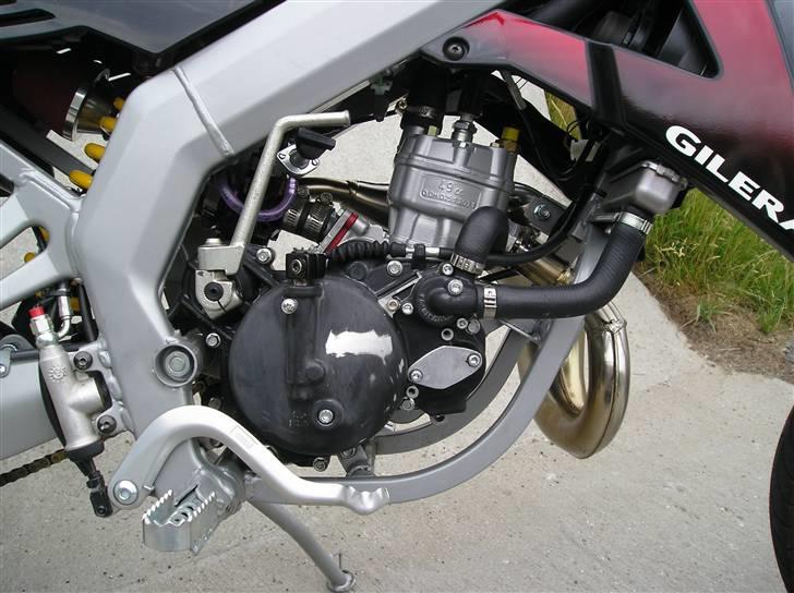 Gilera Smt solgt for 17000 - Motor h side. er slebet ned, venter på maling. billede 4