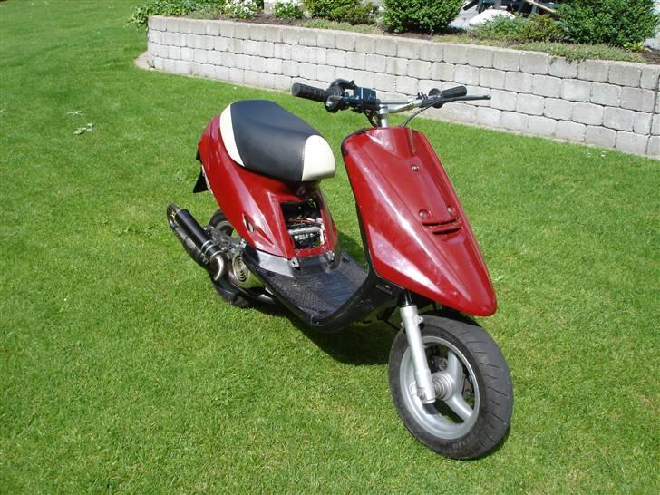 Yamaha Jog Evo lc - er ved at højglans polere forgaflen. billede 1