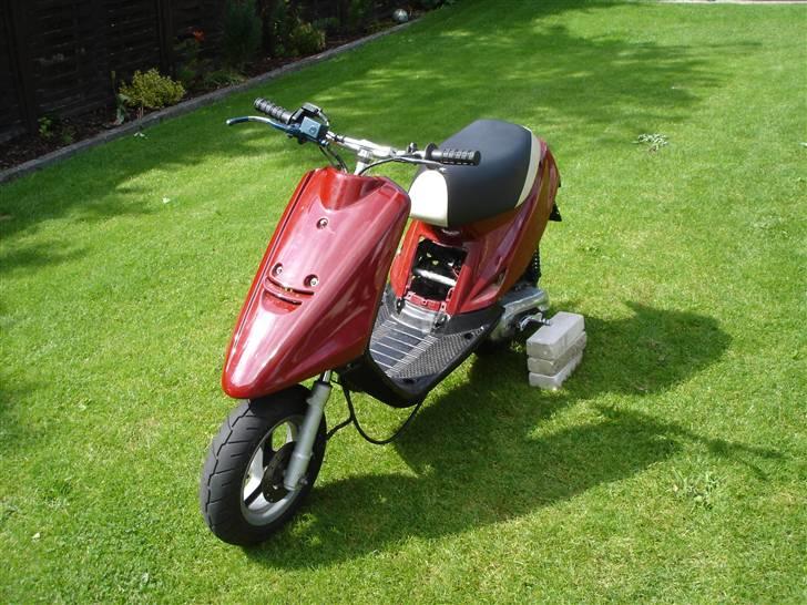 Yamaha Jog Evo lc - er ved at højglans polere forgaflen. billede 4