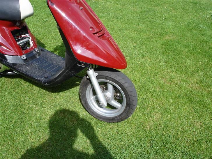 Yamaha Jog Evo lc - er ved at højglans polere forgaflen. billede 5