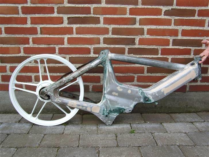 Puch Maxi Projekt  *SOLGT/BYT* - Far holder den li mens jeg tar et billede.. Ups li en fejl at fælgen vender sådan:D billede 4