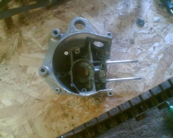 Yamaha Jog - Solgt - - Krumtapshuset som skal på min sonicblok da dem på den anden har ødelagte udstødningshuller.. billede 3