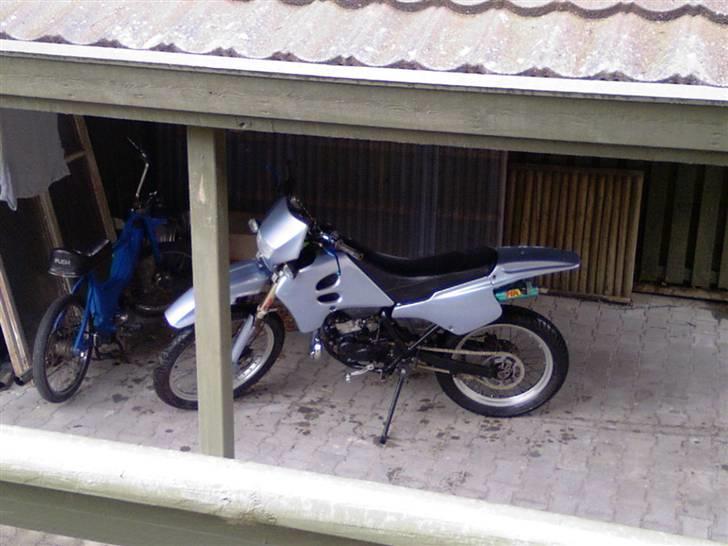 Suzuki Rmx (Solgt) - Det sidste jeg fik lavet på den var bagsvingeren jeg fik slipet ned og malet billede 8