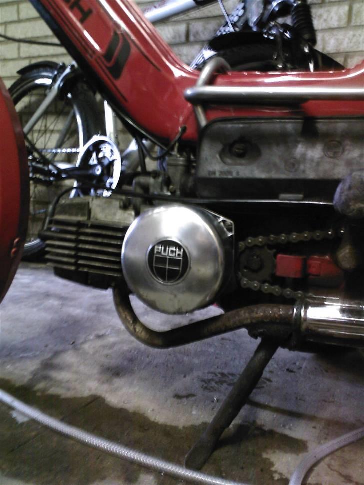 Puch maxi k - her ses det jeg har høj glans poleret et gammet magnetdeksel og malet puch mærket sort der efter slebet det der er skrevet så det skinner op billede 8