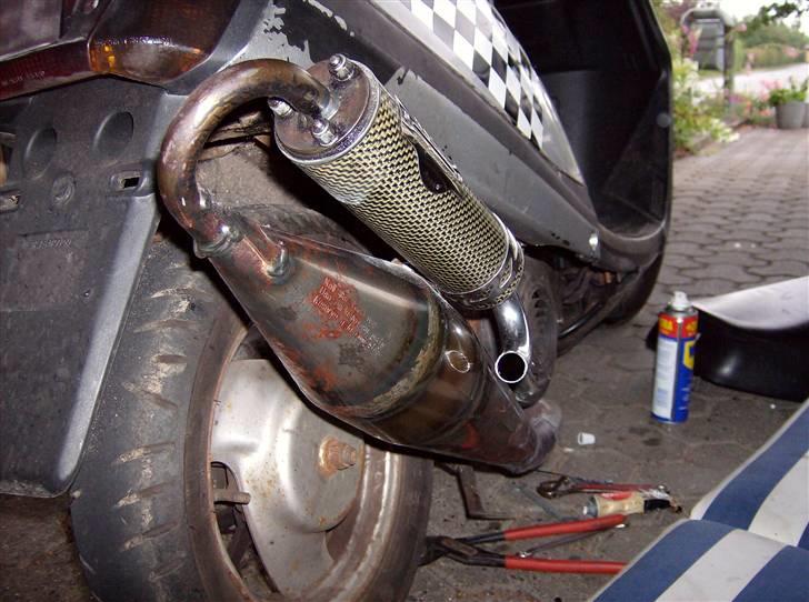 Yamaha Jog FS  [ Sæby's ] SOLGT  - har prøvet og fjerne det værste rust på udst. men ik færdig endnu ( ++: fælge bliver lakeret hvide (:  billede 11