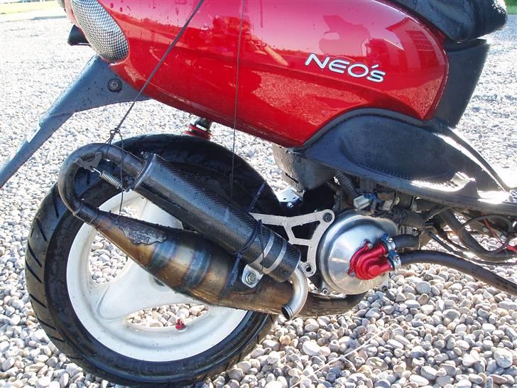 Yamaha Neos LC - Grunden til udstødningen sidder med strips og snor er fordi efter den var på felt fyrede jeg den af på banen også gik opgænget desværre til. billede 8