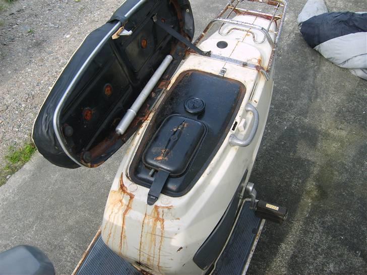 Puch r 50  - skal lige siges at det der rust anask er blevet fjernet....nye billeder kommer når regnen går billede 4