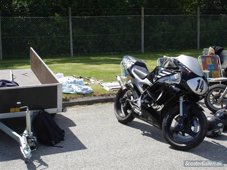 Aprilia RS50 LC<3....byttet - taget til hjørring træf søndag den 1 juli :)...fik en 3 plads som den flotteste :D billede 14