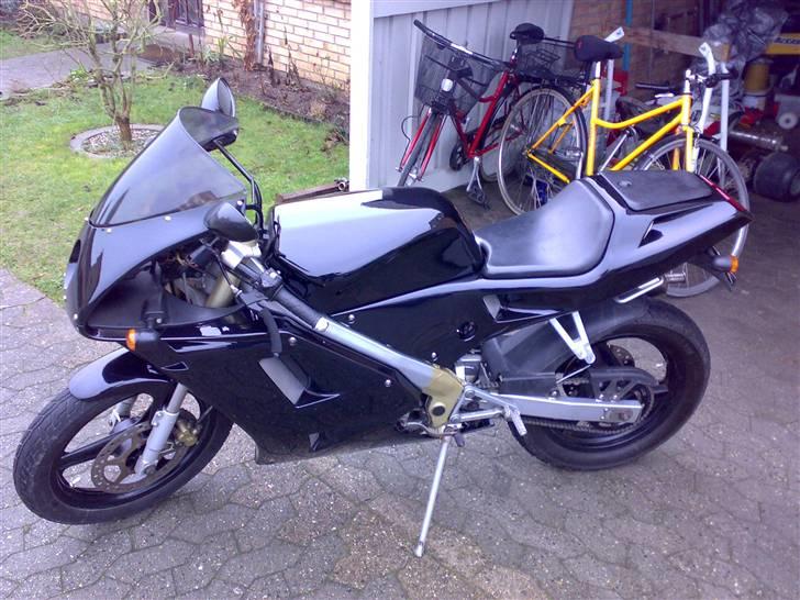 Cagiva Mito "SOLGT!!!!!!" - Nyrenoveret 70ccm Cagiva Mito, autolakeret i "Panther Black Pearl" billede 1